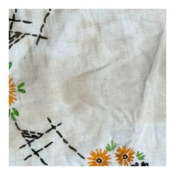 Vintage 16.25" Round Embroidered Daisy Linen Tablecloth With Floral Design READ - Picture 3 of 5